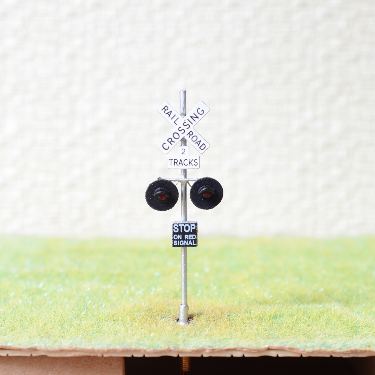 2 x OO scale railroad crossing signals 2 heads + Circuit board flasher #SL2Track 